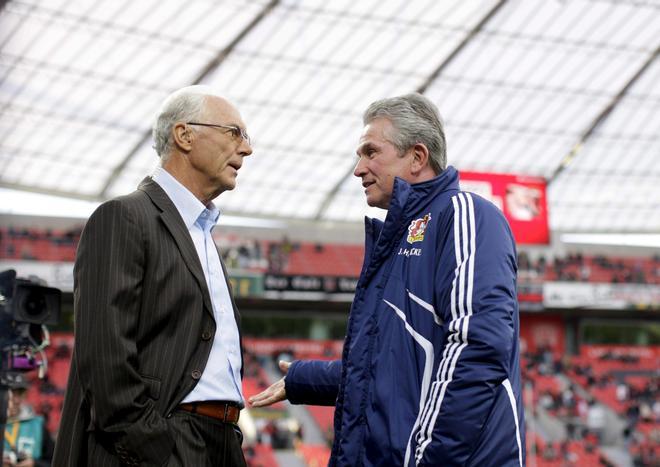 El entrenador del Bayer 04 Leverkusen, Jupp Heynckes conversa con el presidente honorario del Bayern de Munich, Franz Beckenbauer antes del comienzo del partido de Bundesliga