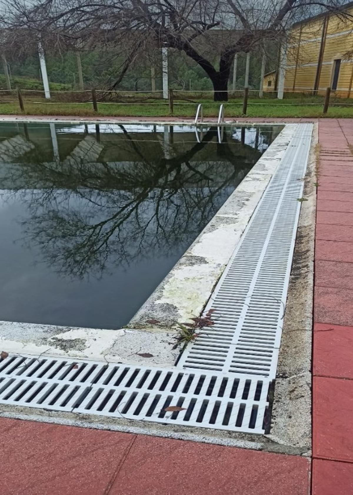 Imagen de los bordillos de una de las piscinas de Caminomorisco.