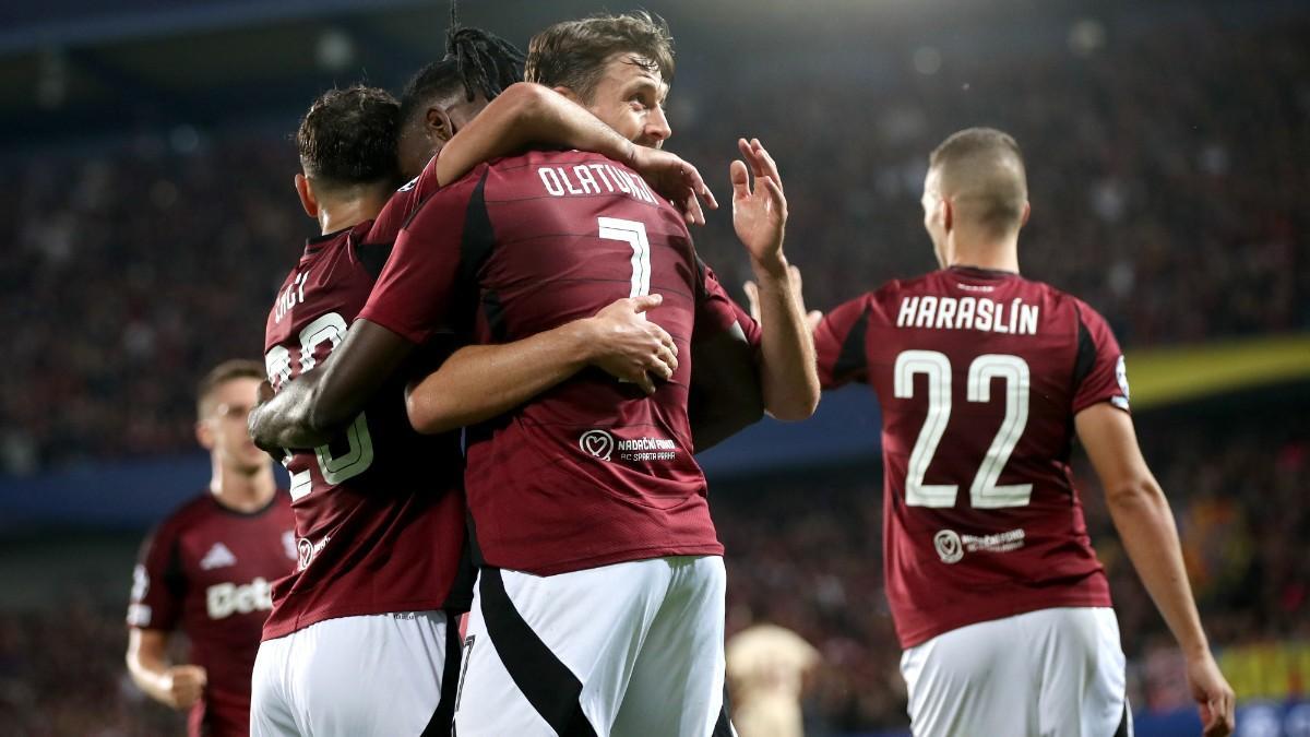 Los jugadores del Sparta Praga celebran uno de sus goles ante el RB Salzburgo