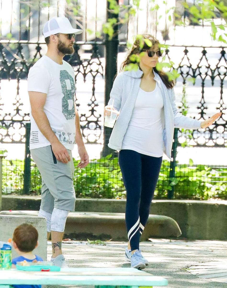 Justin timberlake y Jessica Biel en el parque con su hijo