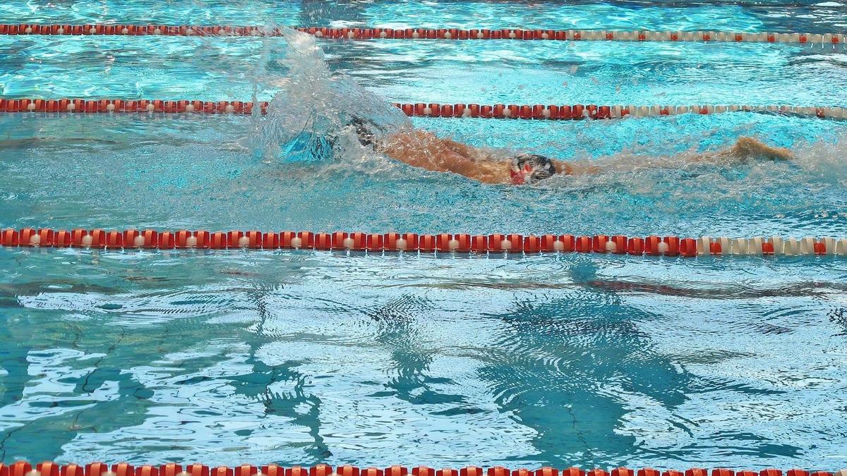 Un deportista durante una competición de natación