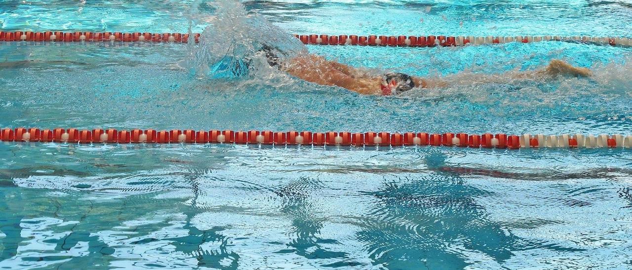 Un deportista durante una competición de natación