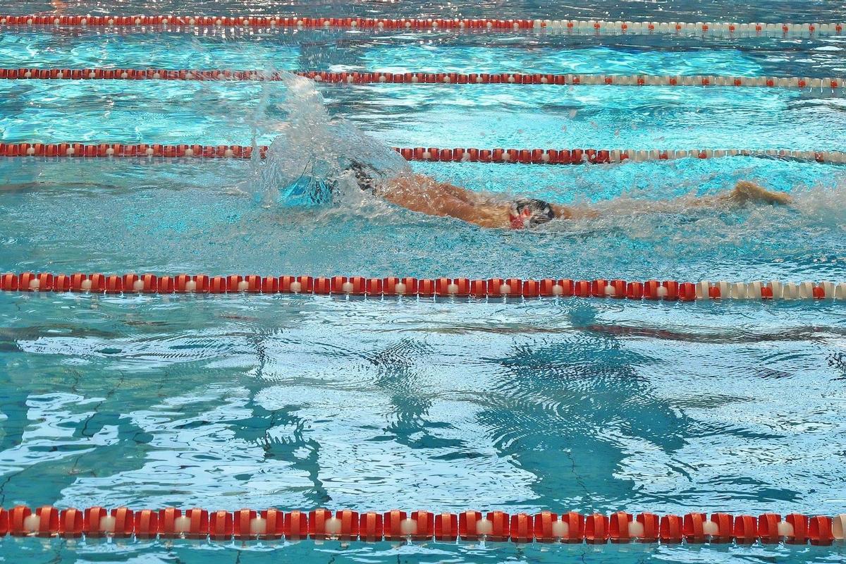 Un deportista durante una competición de natación