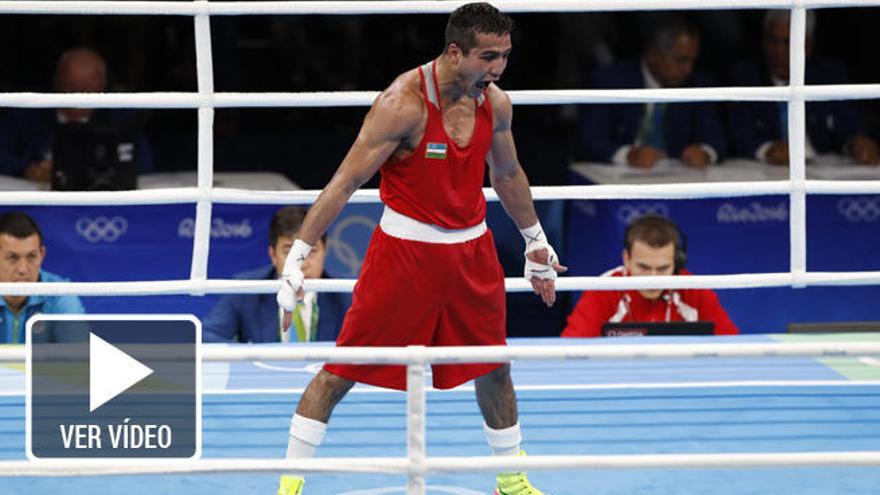 El uzbeko Shakhram Giyasov celebra su victoria &quot;a lo Cristiano&quot;.