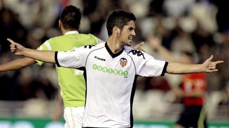 El delantero del Valencia Francisco Román Alarcón &quot;Isco&quot; celebra el primer gol de su equipo frente al Logroñés