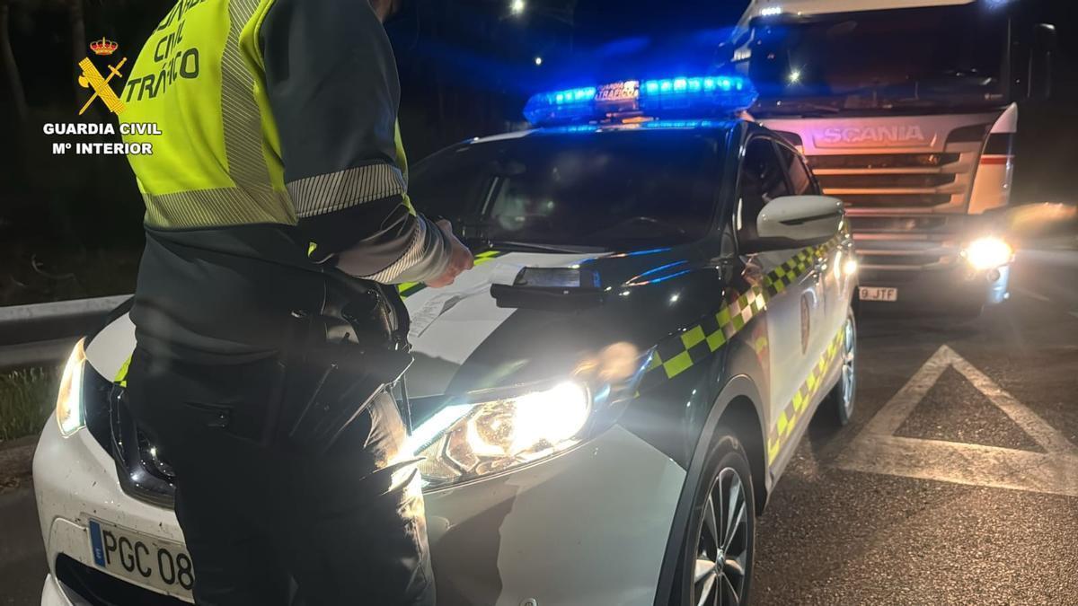 Control de la DGT en la carreta que une Noia y Santiago.