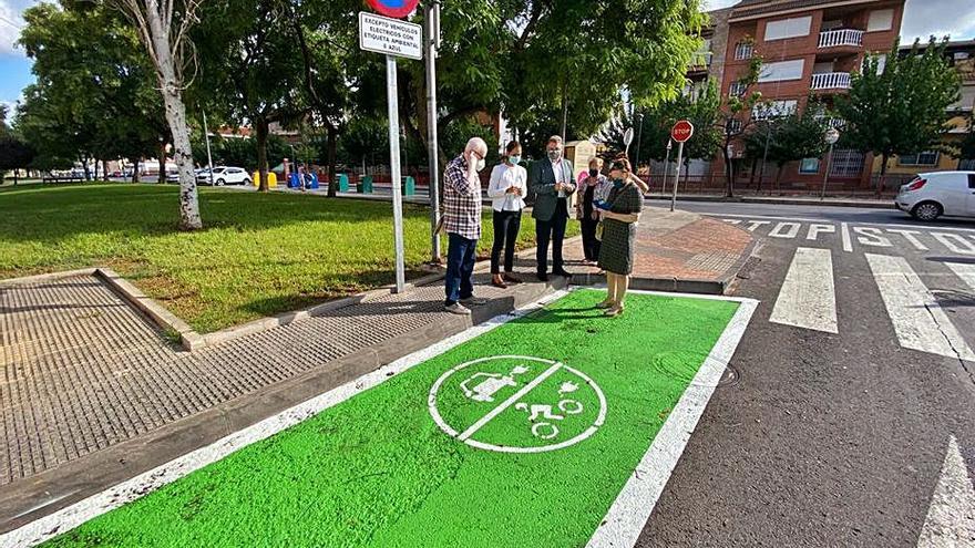 Presentación, ayer, de las nuevas plazas de aparcamiento. | A. M.