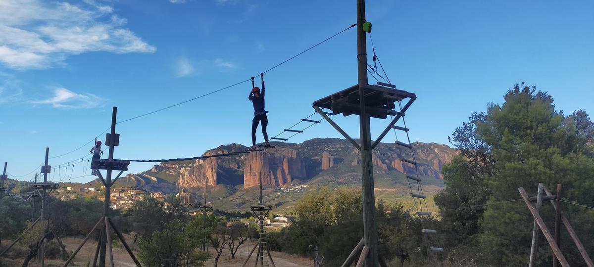 Parque de tirolinas en Murillo de Gállego, con los Mallos de Riglos al fondo.