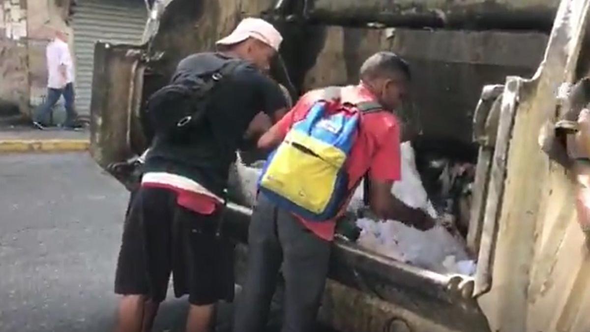 La crisis en Venezuela empuja a los ciudadanos de bajos recursos económicos a buscar alimentos entre la basura.