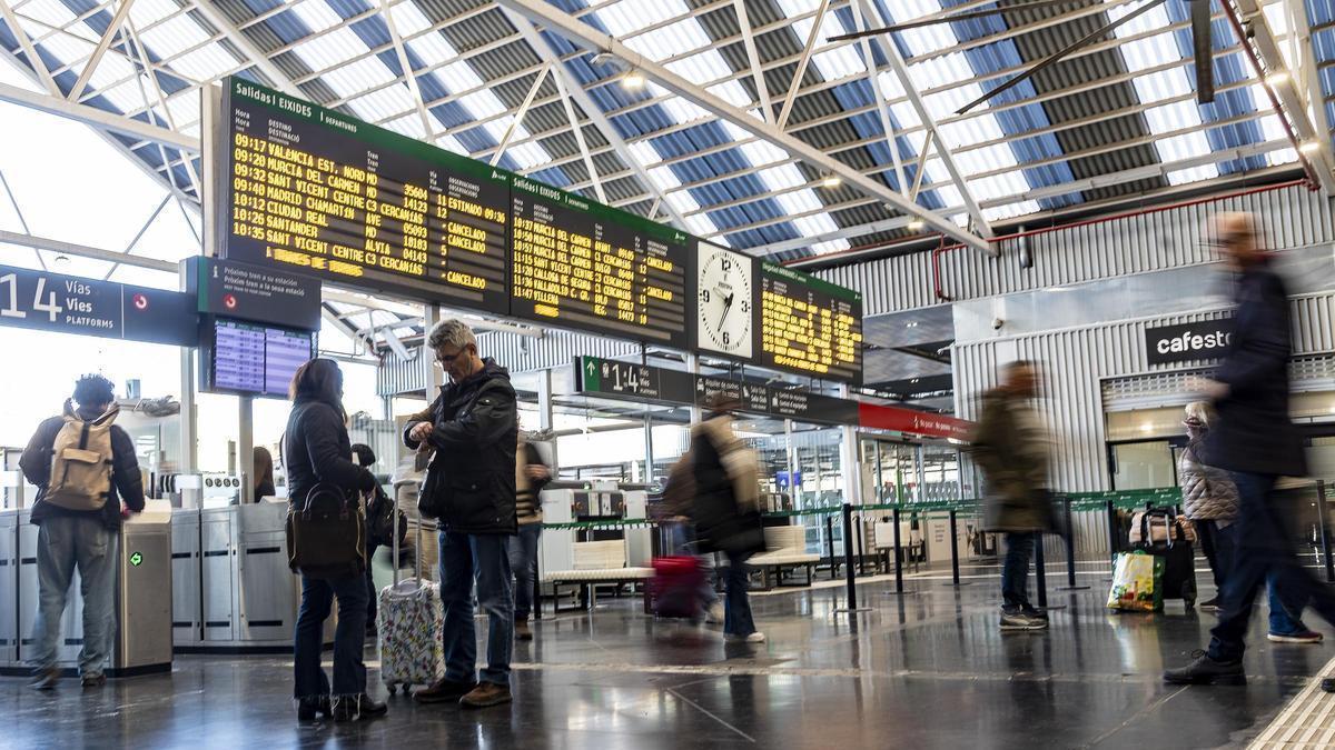 Pasajeros en la estación de Alicante.