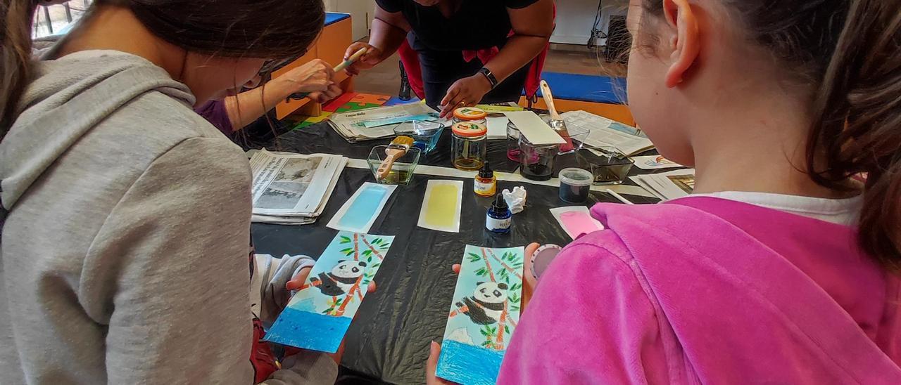 Niñas en el taller infantil de la Biblioteca Municipal de Elche