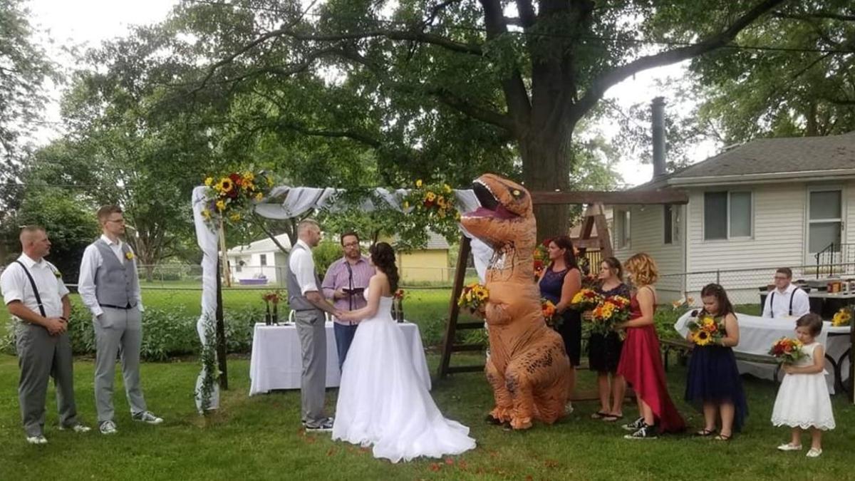 Una dama de honor aparece vestida de T-Rex en la boda de su hermana