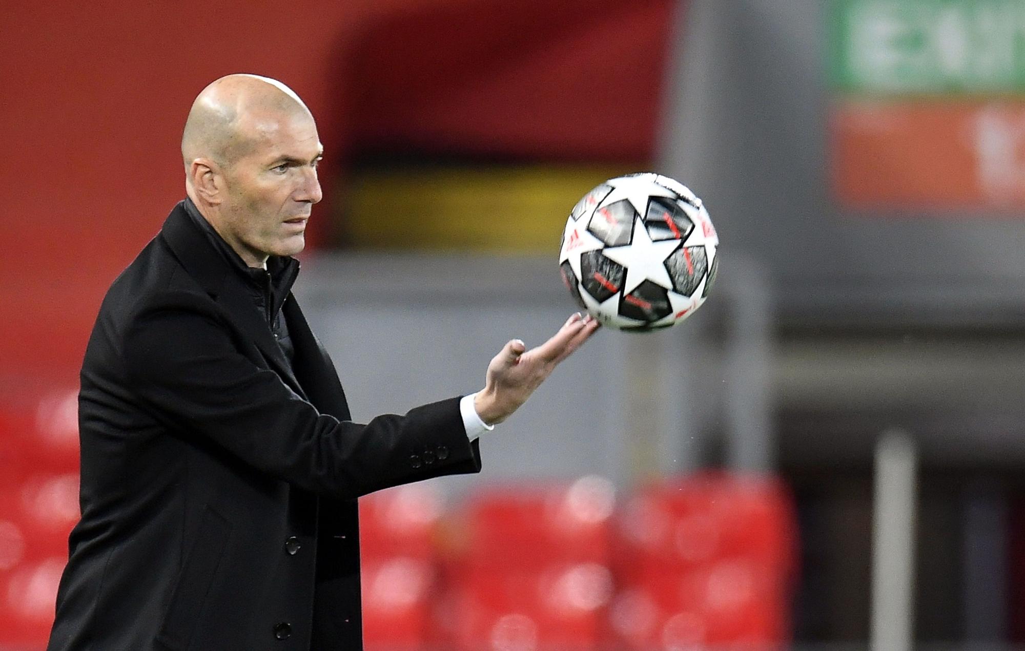 Zidane controla el balón en Anfield durante el Liverpool-Madrid.