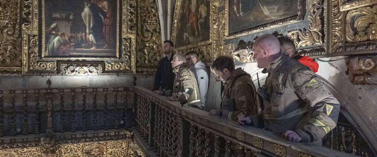 La brigada, recorriendo las alturas de la catedral de San Martiño.