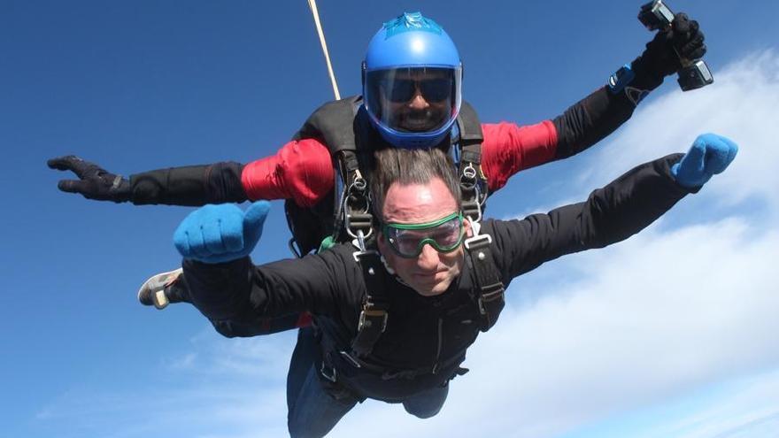 Batanés, amb l&#039;instructor a l&#039;esquena, llançant-se en tàndem diumenge.