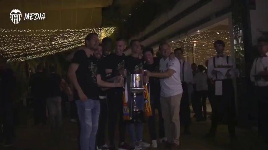 Así fue la fiesta de los jugadores del Valencia CF en Sevilla