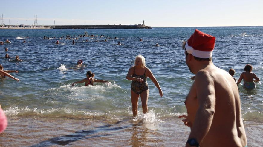 Més de 300 nedadors en el primer bany de l&#039;any a la platja de Sant Feliu de Guíxols