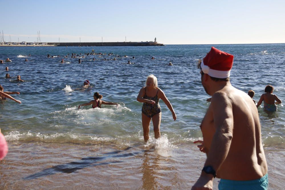 Primer bany de l'Any a Sant Feliu de Guíxols