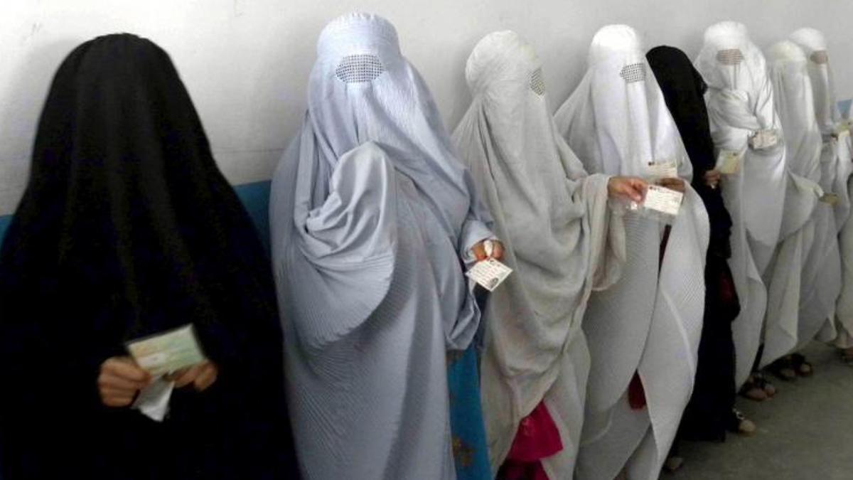 Afganistan recupera la obligatoriedad del burka para las mujeres