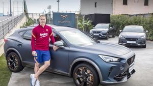 Marc André Ter Stegen personaliza su nuevo Cupra, coche oficial del FC Barcelona, durante un un evento organizado por la marca en la Ciutat Esportiva Joan Gamper.