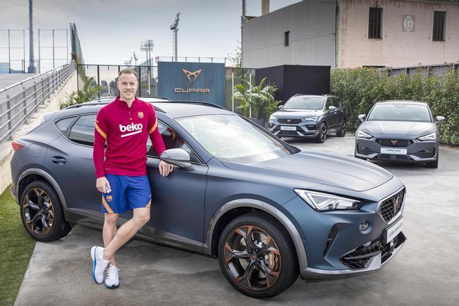 Marc André Ter Stegen personaliza su nuevo Cupra, coche oficial del FC Barcelona, durante un un evento organizado por la marca en la Ciutat Esportiva Joan Gamper.