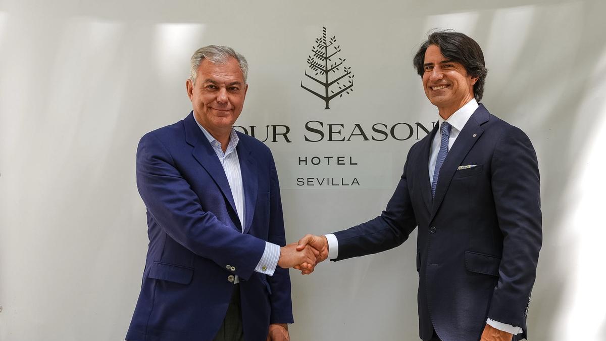 El alcalde de Sevilla, José Luis Sanz, junto al presidente y CEO global de la cadena de hotelera Four Seasons, Alejandro Reynal