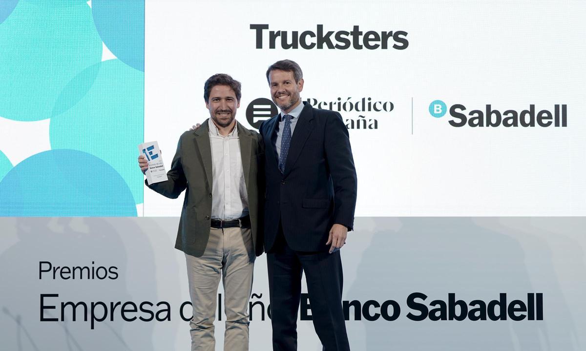 Eduardo Currás, director general adjunto del Banco Sabadell, entrega el Premio ‘Startup’ a Luis Bardají, CEO y Co-founder de Trucksters.