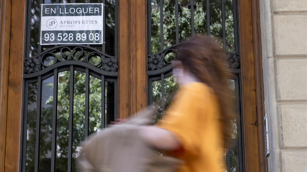 Cartel de alquiler en un porta del Eixample derecho.