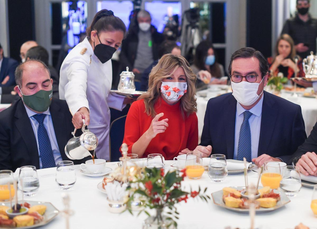 La vicepresidenta segunda y ministra de Trabajo y Economía Social, Yolanda Díaz, conversa con el presidente de la CEOE, Antonio Garamendi, y el presidente de ATA, Lorenzo Amor.