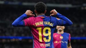 Lamine Yamal enseña su nombre a la grada del Bernabéu tras anotar el 0-3.