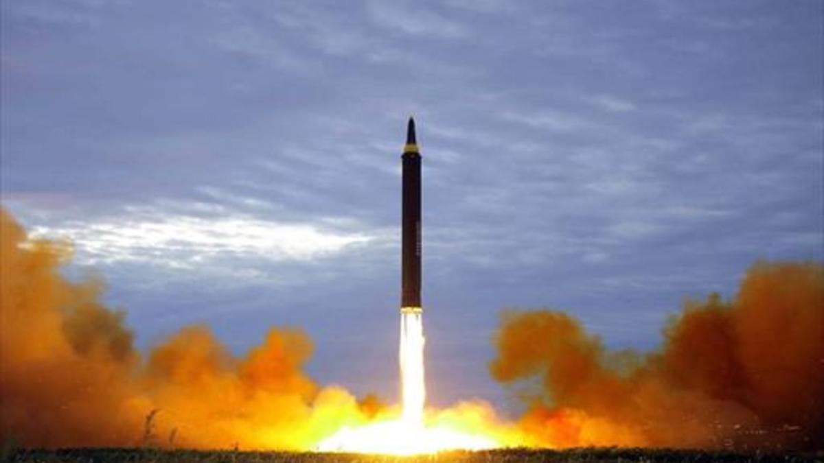 Imagen distribuida por Pionyang el pasado 30 de agosto del lanzamiento de un misil de alcance medio.