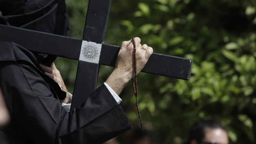 El Viernes Santo lleva el luto y la sobriedad a Málaga