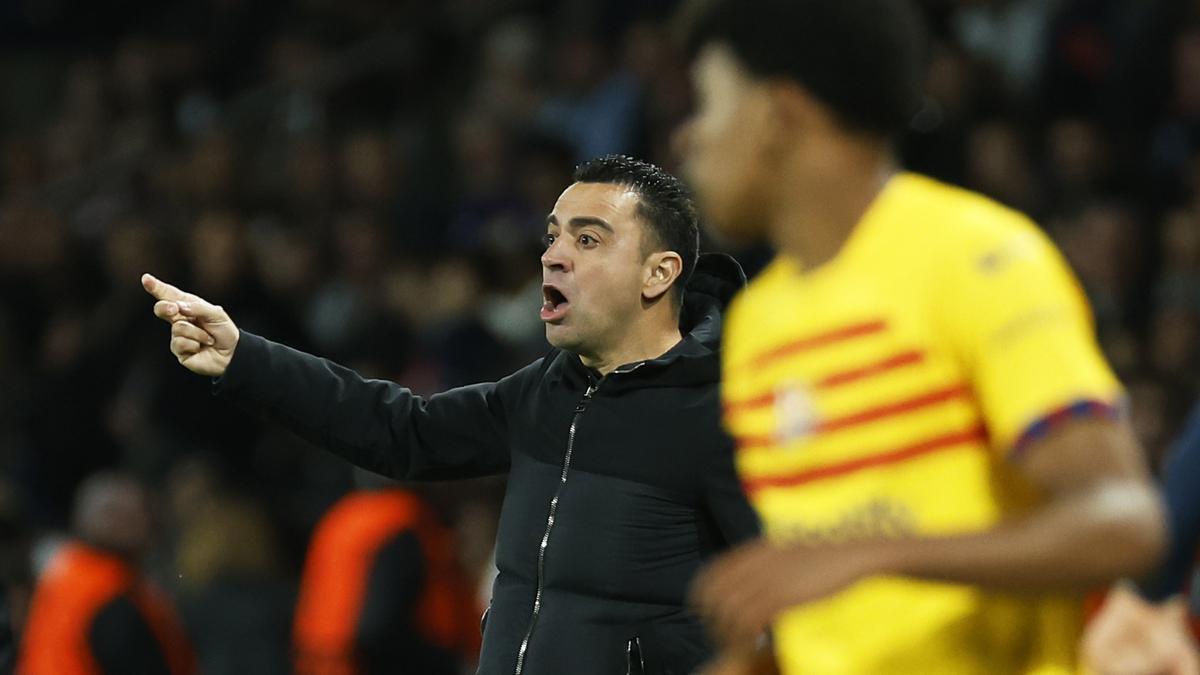 Xavi dona instruccions als seus jugadors durant el partit contra el PSG