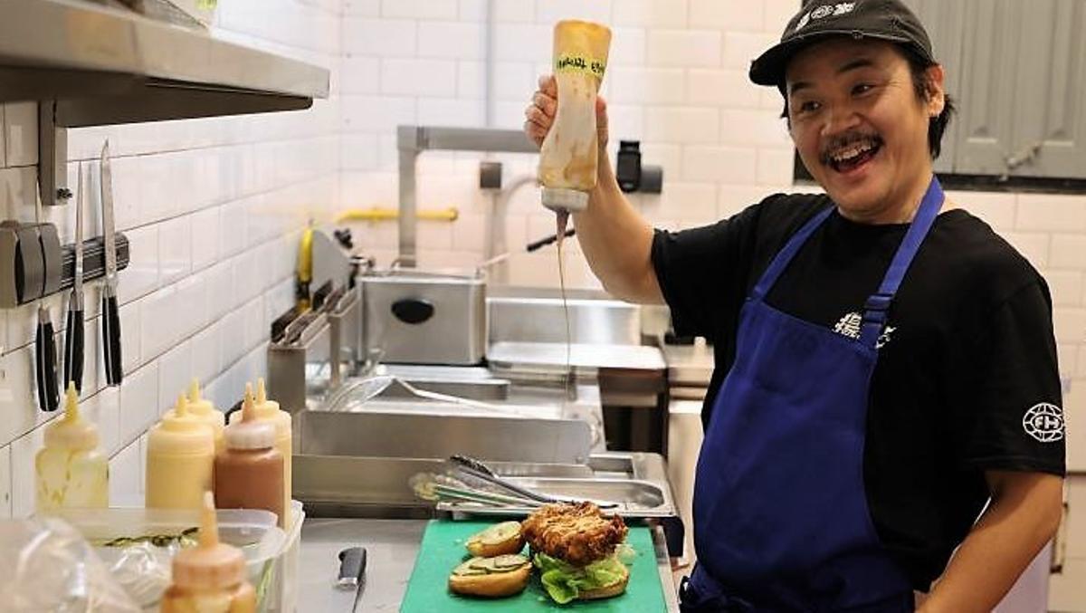 Ken Umehara, conocido como El Puto Ken, en la cocina de Fry House preparando una hamburguesa japonesa.