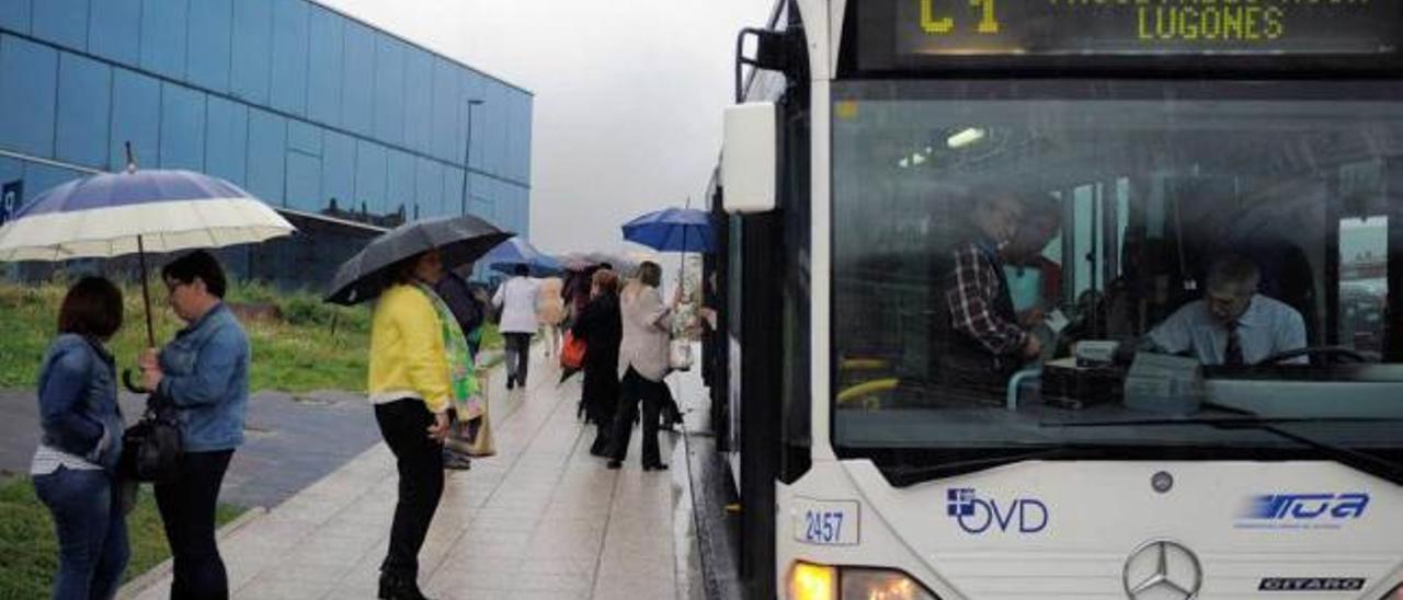 Los usuarios urgen a atajar los atascos de autobuses en el HUCA