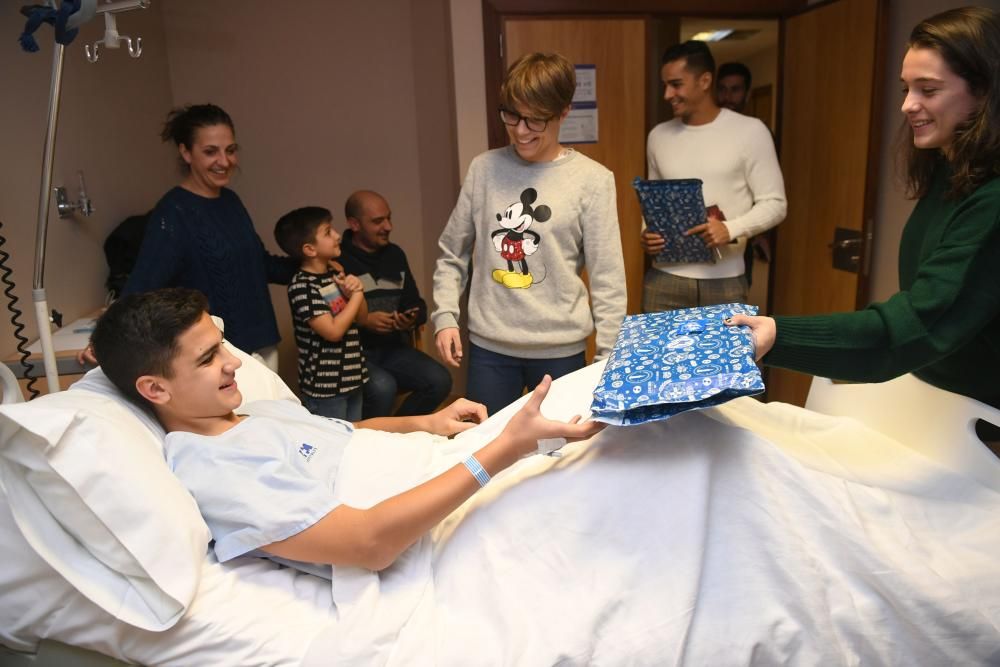 Dos futbolistas del primer equipo -David Simón y Eneko Bóveda-, junto a tres jugadoras del Deportivo Abanca -Cris, Laura y Miriam- visitam a los niños hospitalizados.