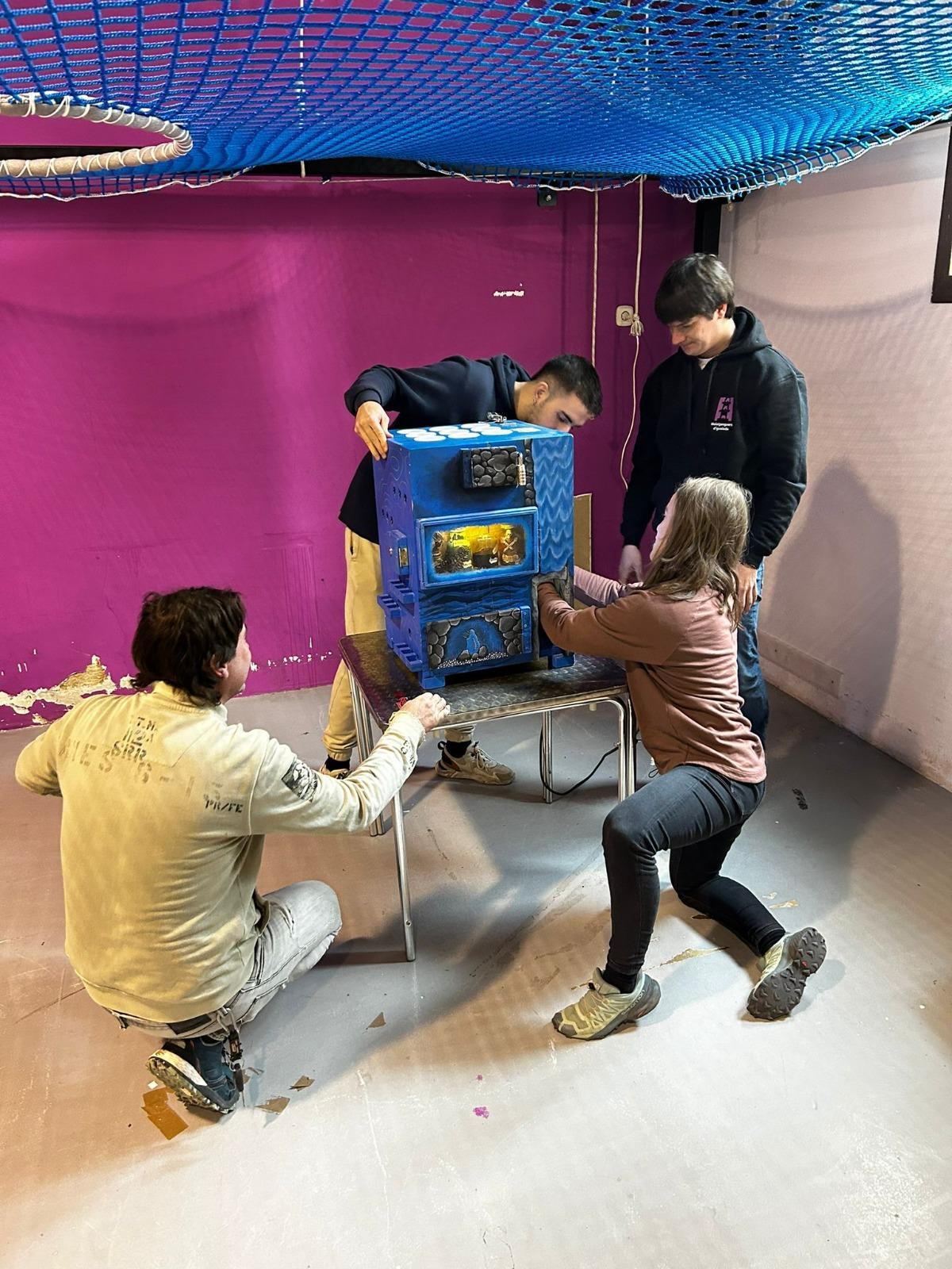 Quatre joves fent l'escape room "per emportar"