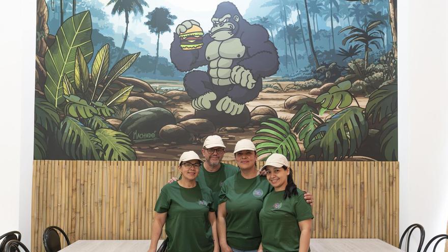 El equipo de Wild Burguer posa en el nuevo local.
