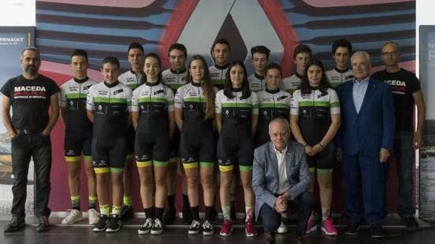 Luis Aragonés patrocina al equipo ciclista de Maceda