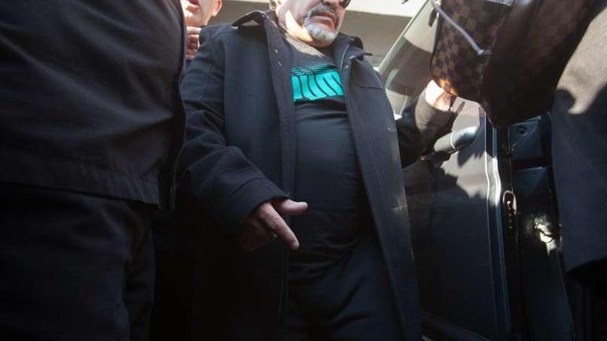 Diego Armando Maradona, tras asistir al velatorio de su padre.
