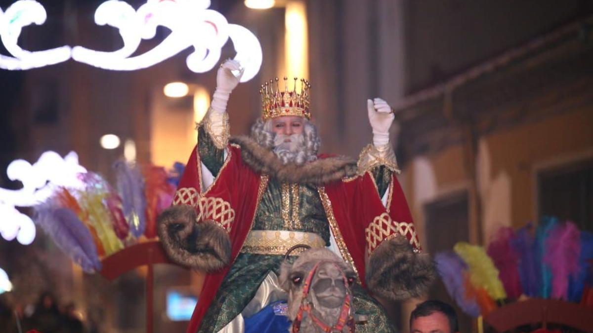 Un momento de la Cabalgata de los Reyes Magos en Elda.