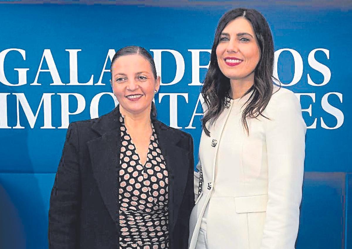 La portavoz del PSOE del Ayuntamiento de Benidorm, Cristina Escoda, junto a la concejala del grupo socialista en el mismo municipio de la Marina Baixa Laura Rubio.