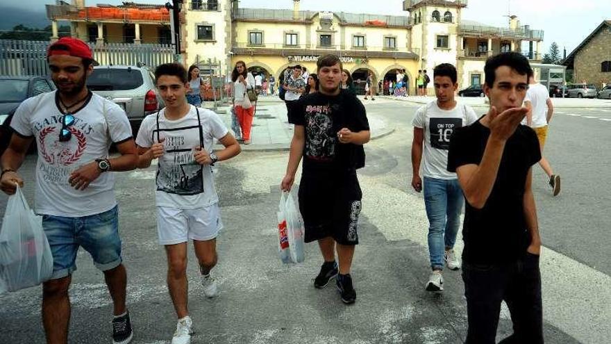 Jóvenes en la estación de Vilagarcía. // Iñaki Abella