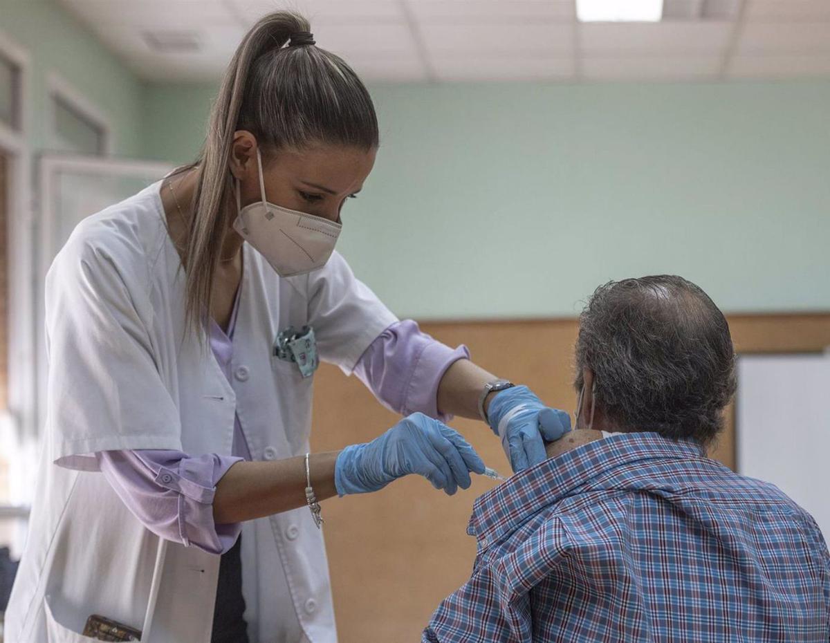Una enfermera administra una vacuna a un hombre adulto. 
|  M.J. López