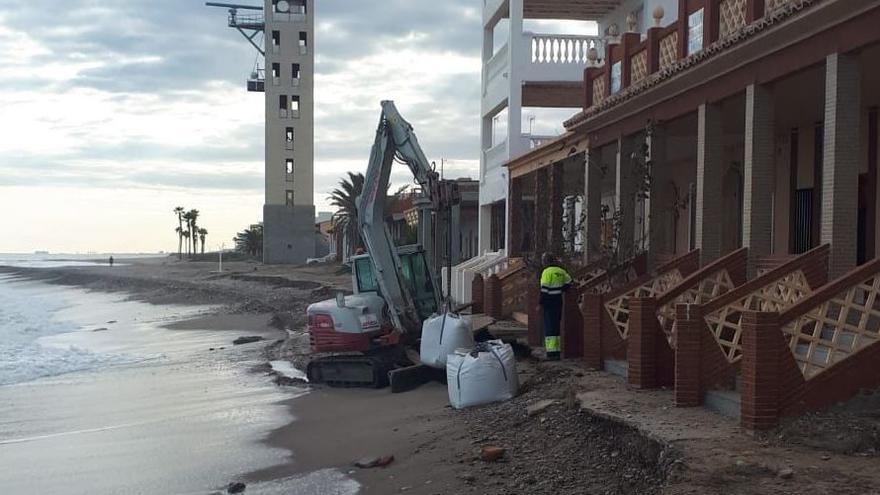 El Ayuntamiento de Nules trató de proteger las viviendas más expuestas, pero el mar acabó arrancando las escaleras.