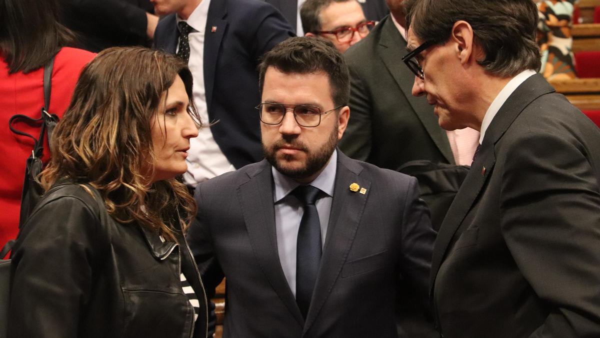 El president de la Generalitat, Pere Aragonès, la consellera de la Presidència, Laura Vilagrà, i el líder del PSC, Salvador Illa, parlen després d'aprovar lei d'acompanyament als pressupostos de la Generalitat per al 2023