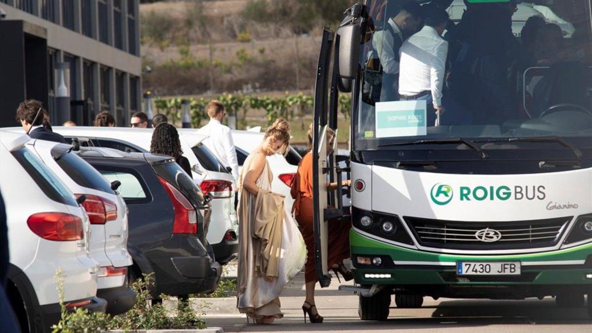 Algunos inivitados llegaron y se marcharon en microbuses