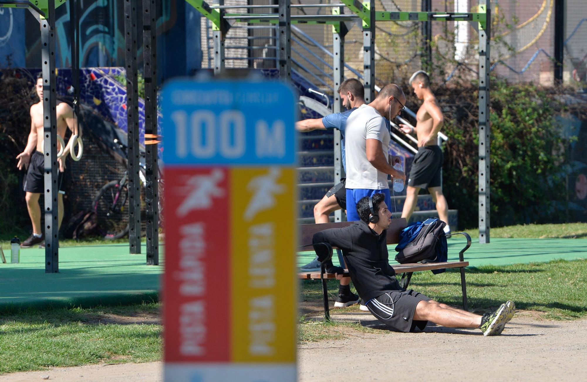 Gente haciendo deporte en Parque Romano tras el cierre de gimnasios e instalaciones deportivas