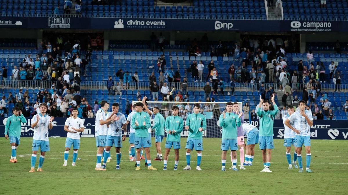 Los jugadores del Málaga CF agradecen el apoyo de la afición.