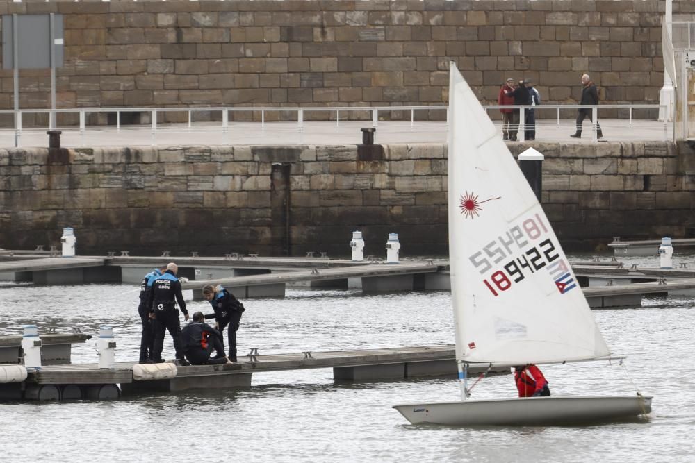 Rescatan a un regatista en aguas del puerto deportivo de Gijón